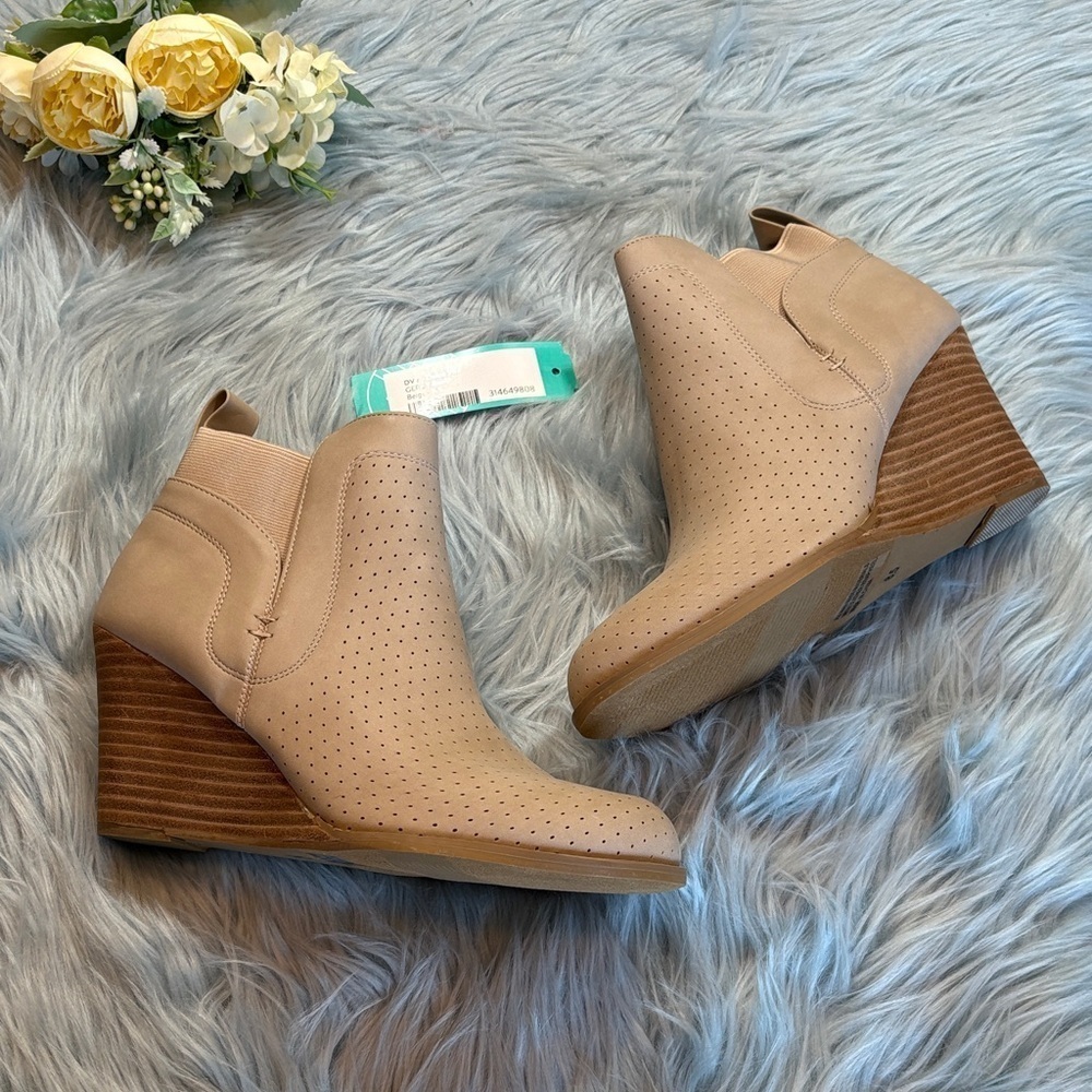 DV By Dolce Vita GERDY Bootie in Beige sz 8.5 NEW